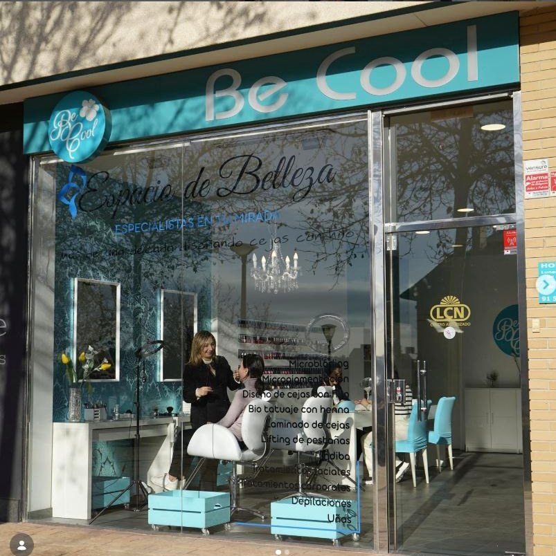 Escaparate de Be Cool, espacio de belleza en Pozuelo de Alarcón